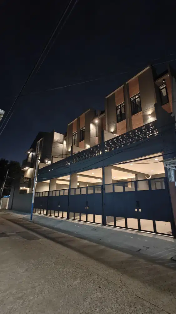 Rumah Brand New 3 Lantai Lokasi Strategis Bebas Banjir di Duri Kepa