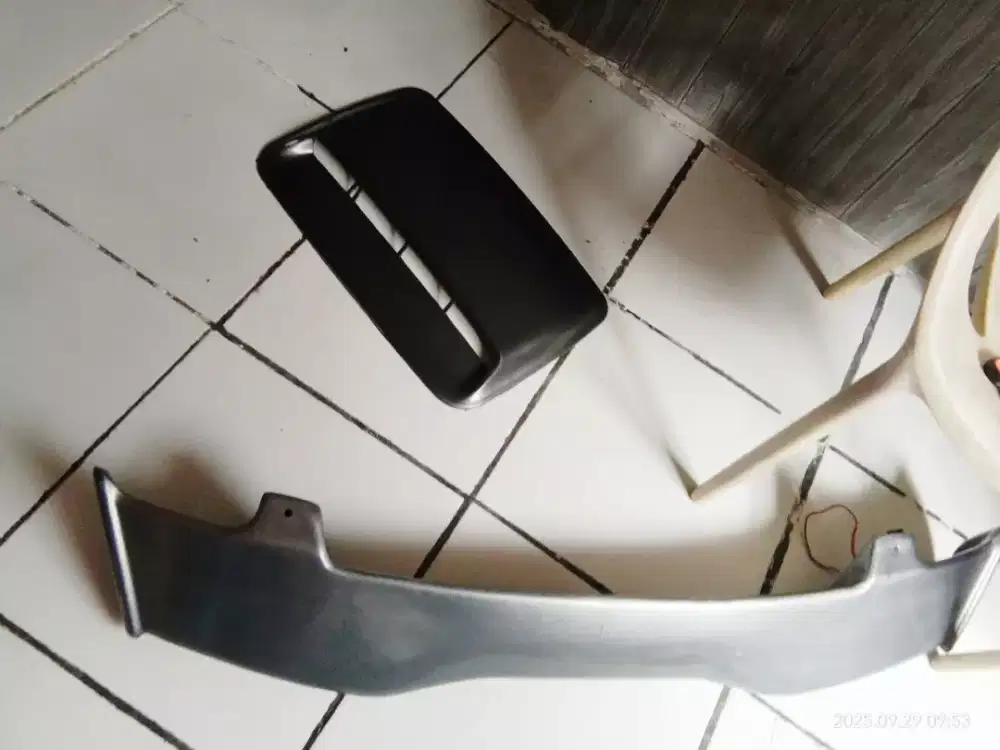 (HARGA NETT) AKSESORIS SPOILER DAN VENTILASI  KAP MOBIL ABU2 TUA