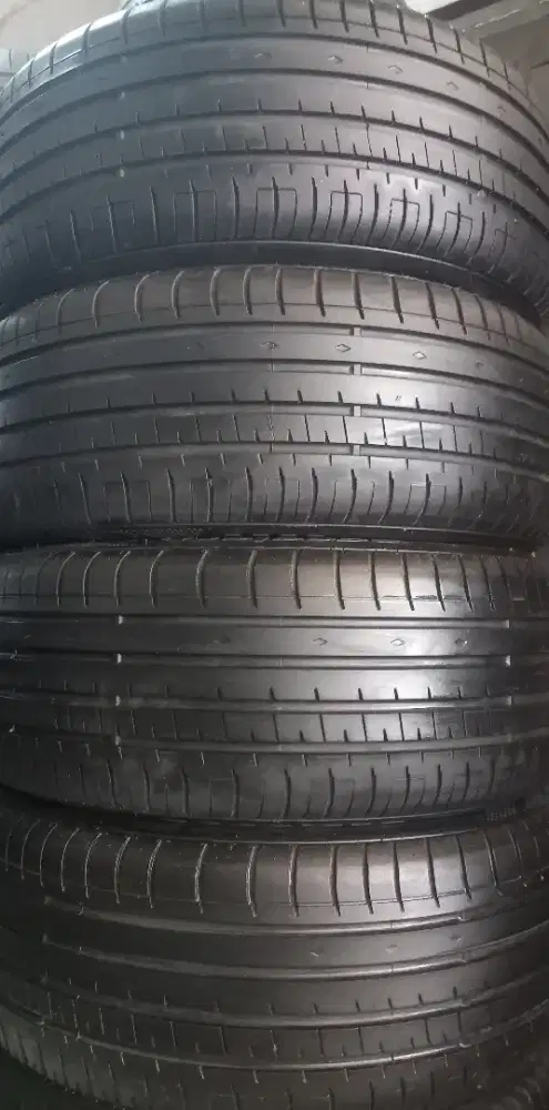 Ban accelera phi -R ukuran 215/50/18