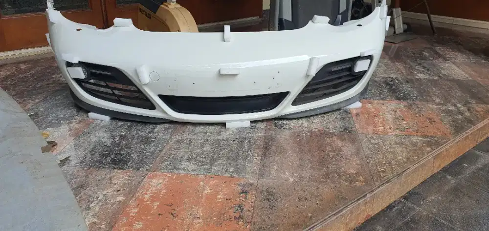 bemper depan Porsche Cayman 987 2011 seperti baru, berikut lampu LDR