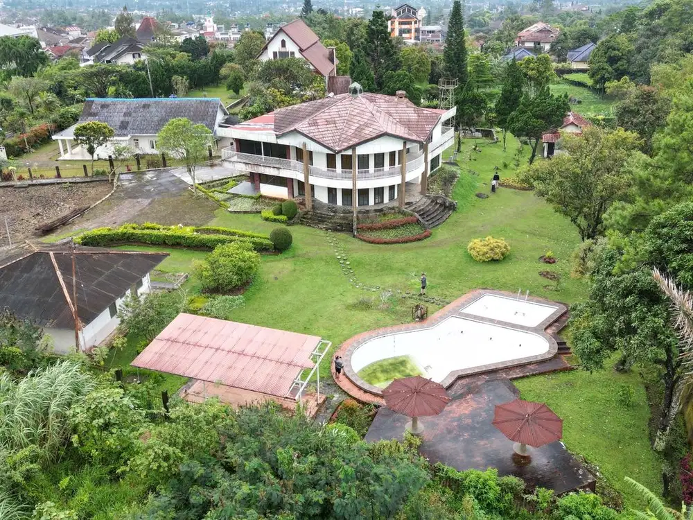 Dijual Villa Puncak Hitung Tanah 7280 m2  Jalan Kebun Raya Cibodas .