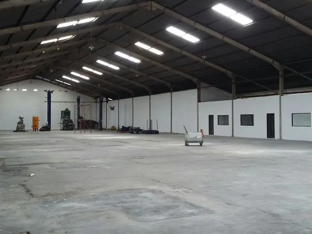 Disewakan Gudang Strategis di Kletek Sidoarjo ada loading dock