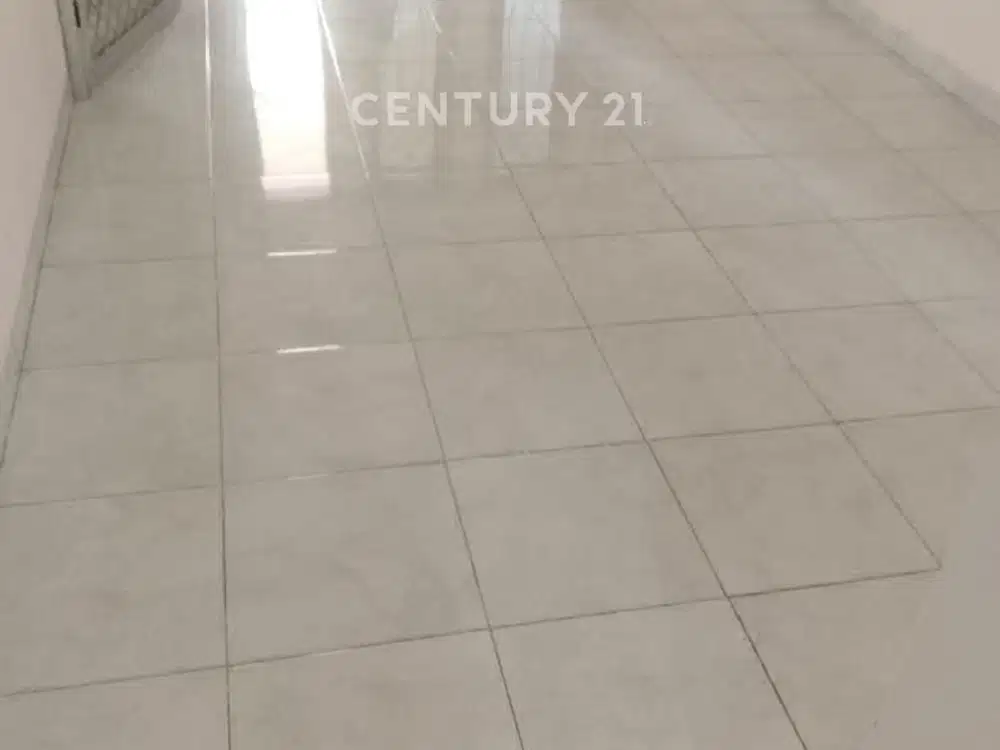 Rumah 1 1/2 Lt  Unfurnished Terawat, Strategis Di KelapaGading Th