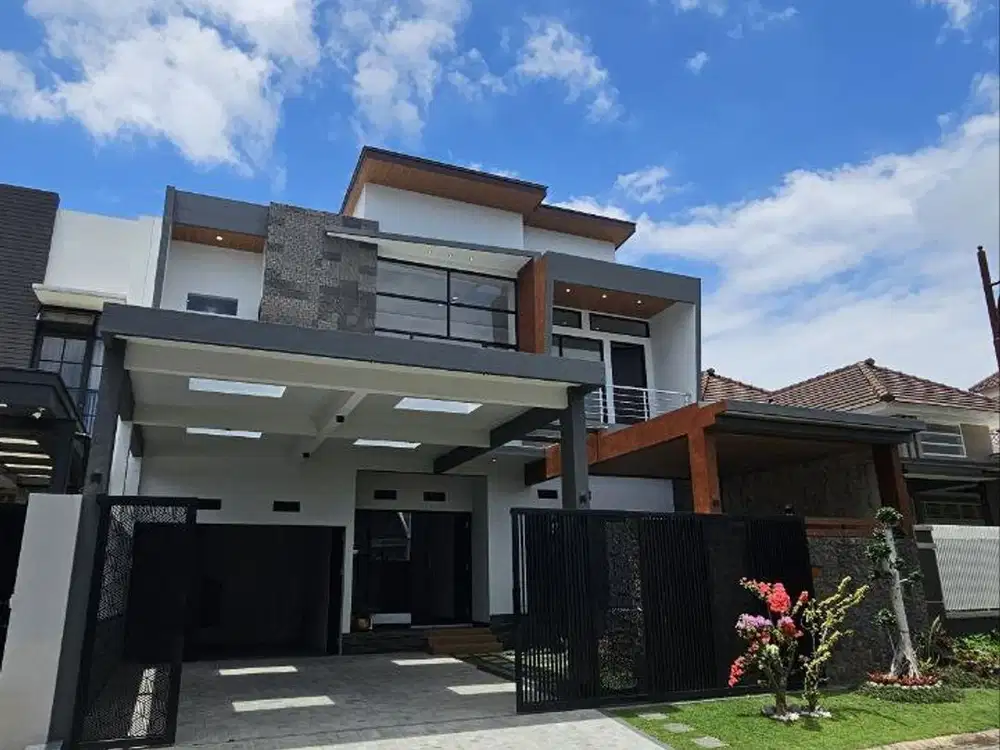 Dijual Rumah Mewah Baru Gress Siap Huni di Araya Golf, Malang