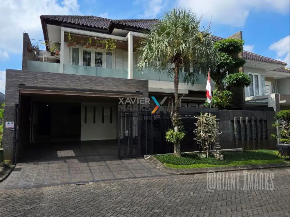 Rumah mewah plus kolam renang di Boulevard Istana Dieng Malang