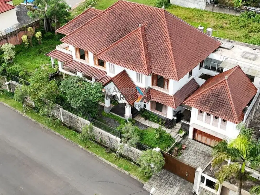 Dijual Rumah Mewah Lokasi Premium di Jl. Utama Puncak Tidar, Malang