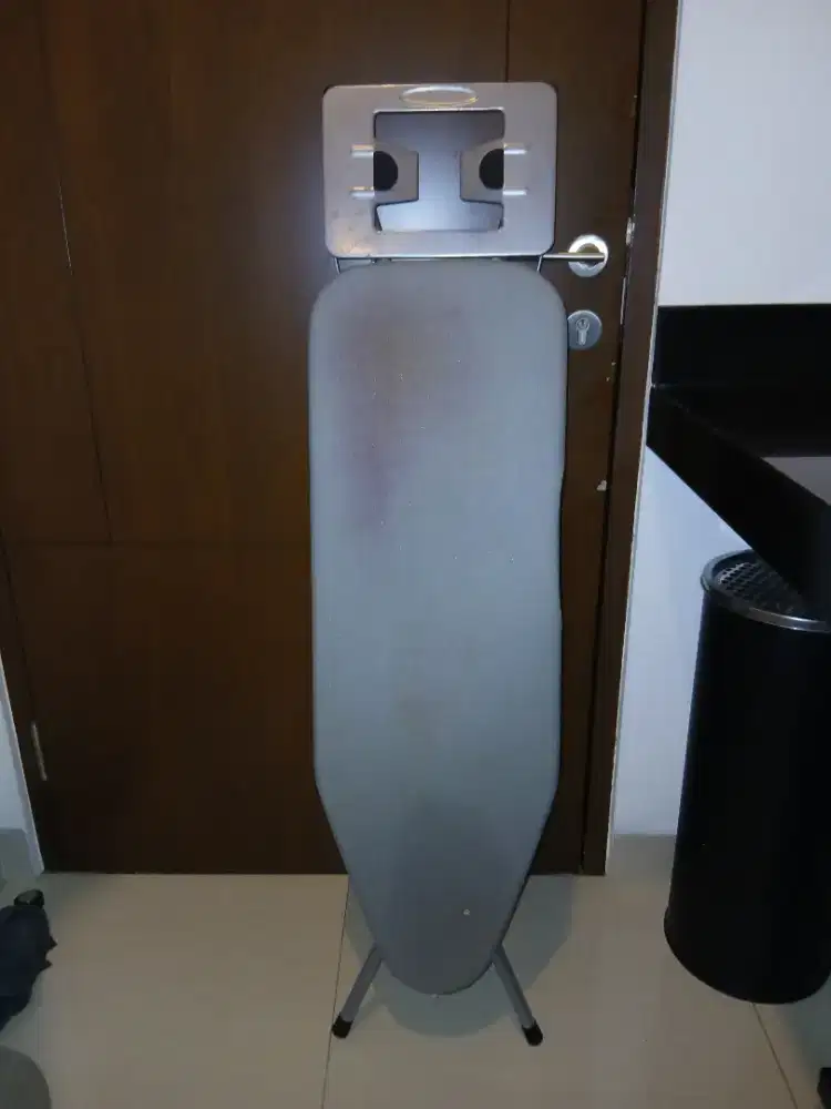 meja setrika lipat (folding ironing board).
