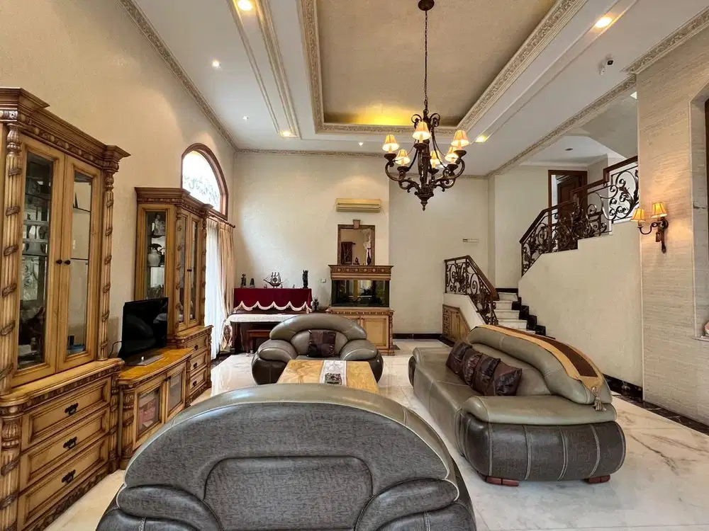 Rumah Mewah Klasik Taman Diponegoro Lippo Karawaci - Full Furnished