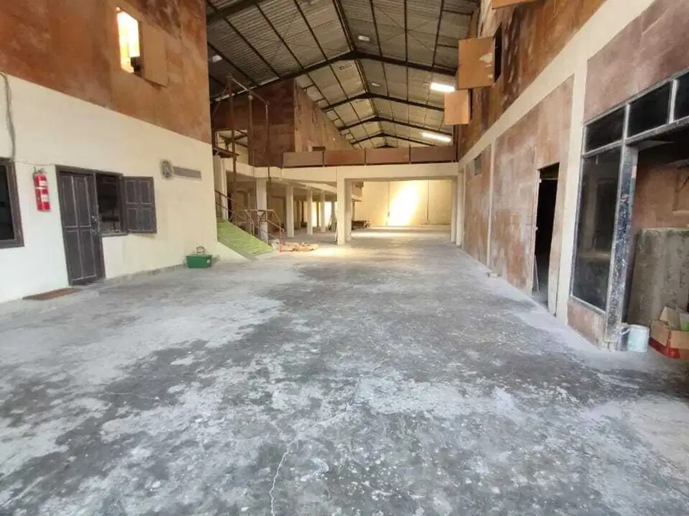 Disewakan Gudang 1.600 m² Manukan – Akses Kontainer & Mezzanine Beton!