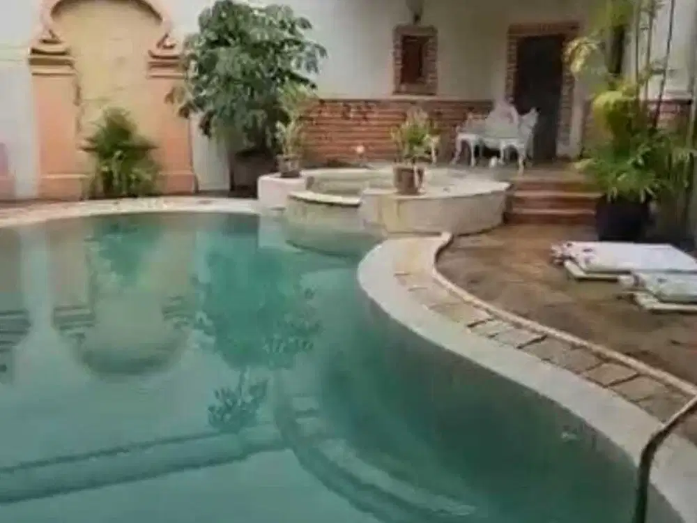 Rumah Pondok Indah Jakarta Selatan, ada kolam renang, depan taman