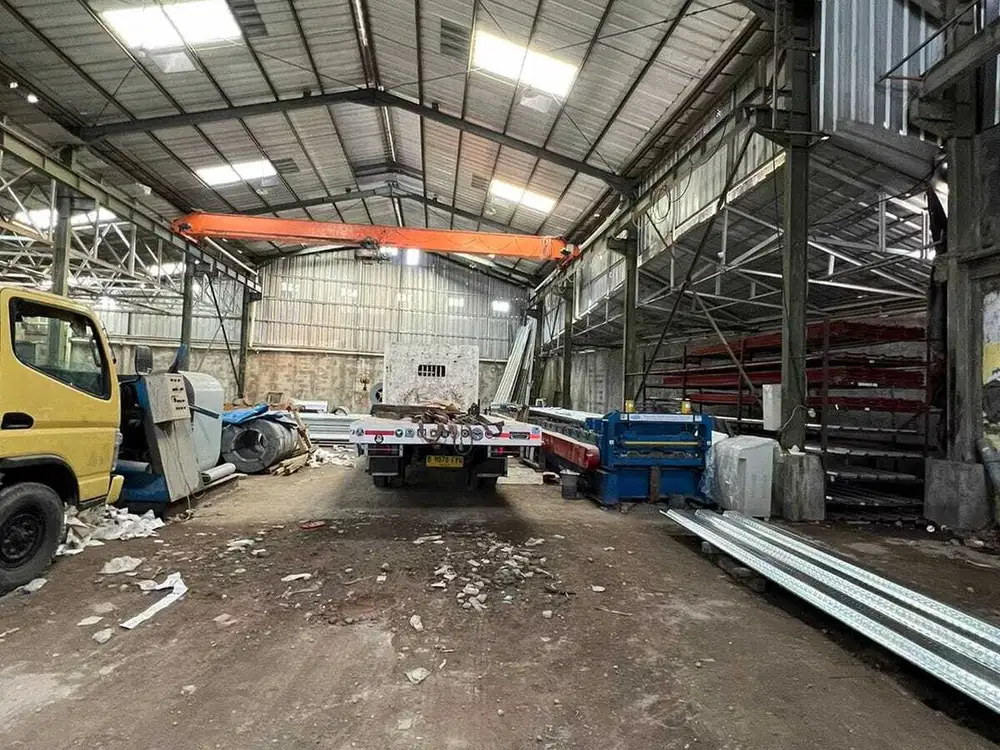 Gudang Luas 1.500 SHM Di Penggarutan Bekasi dilewati container 20ft