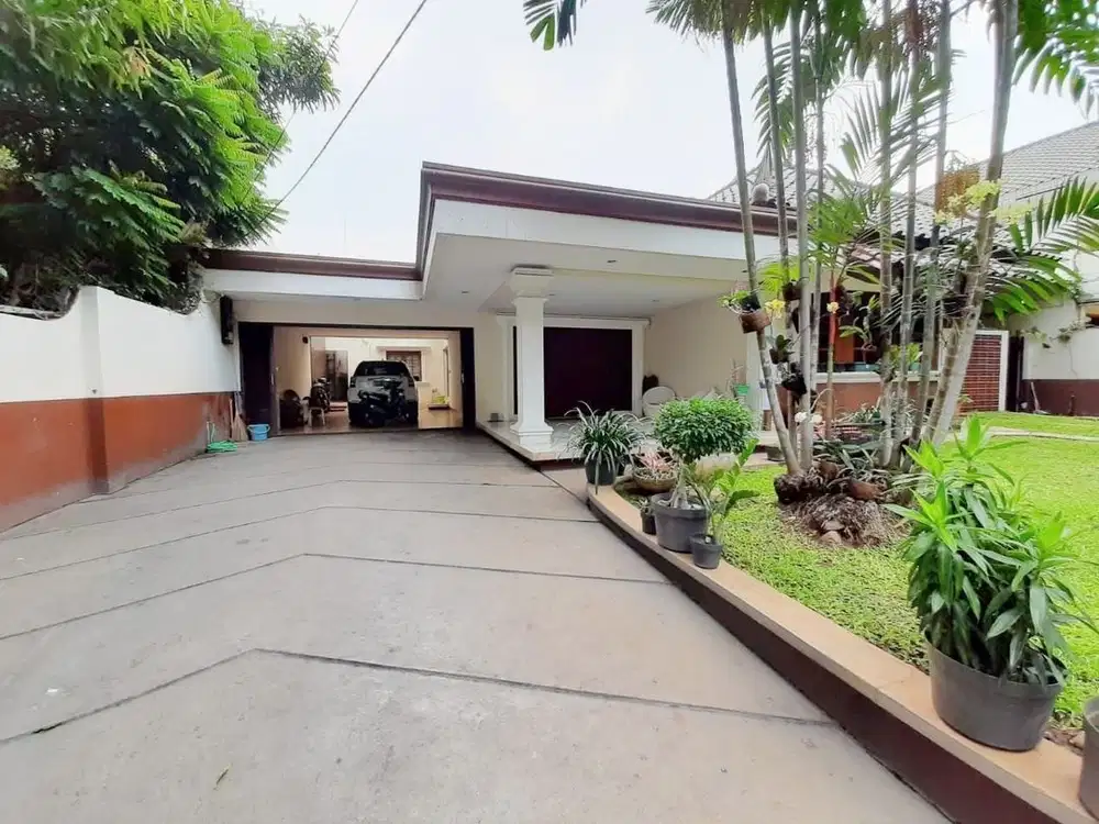 Rumah di Menteng Jakarta Pusat Nyaman Taman Luas