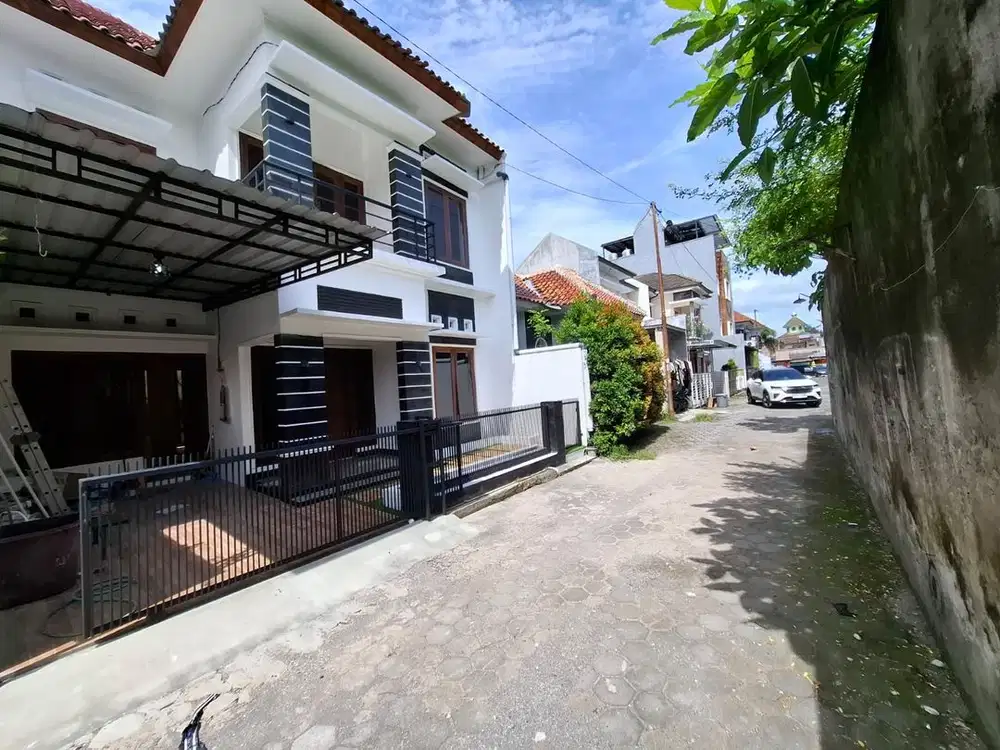 Jual Rumah 2 lantai dekat kampus UGM dalam perumahan di jl monjali Ngaglik Sleman Yogyakarta