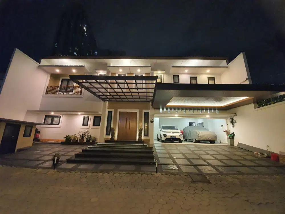 Rumah Mewah 3 Lantai Lingungan private di Kemang