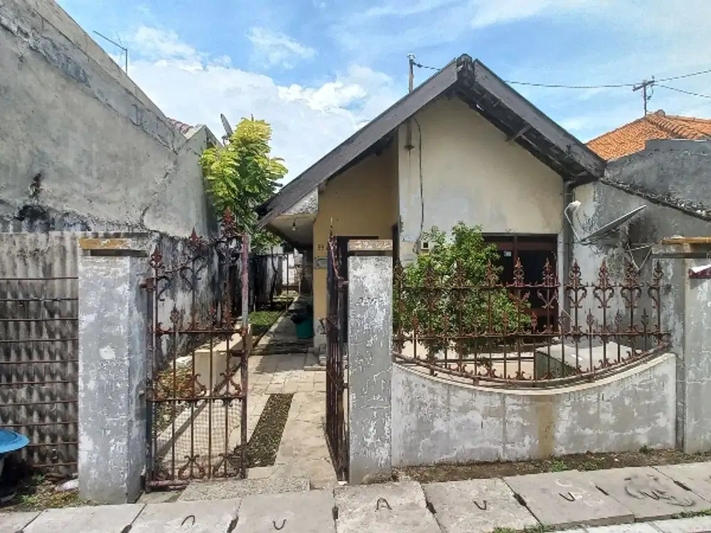 Rumah Surabaya Petemon tanah luas, halaman depan lebar