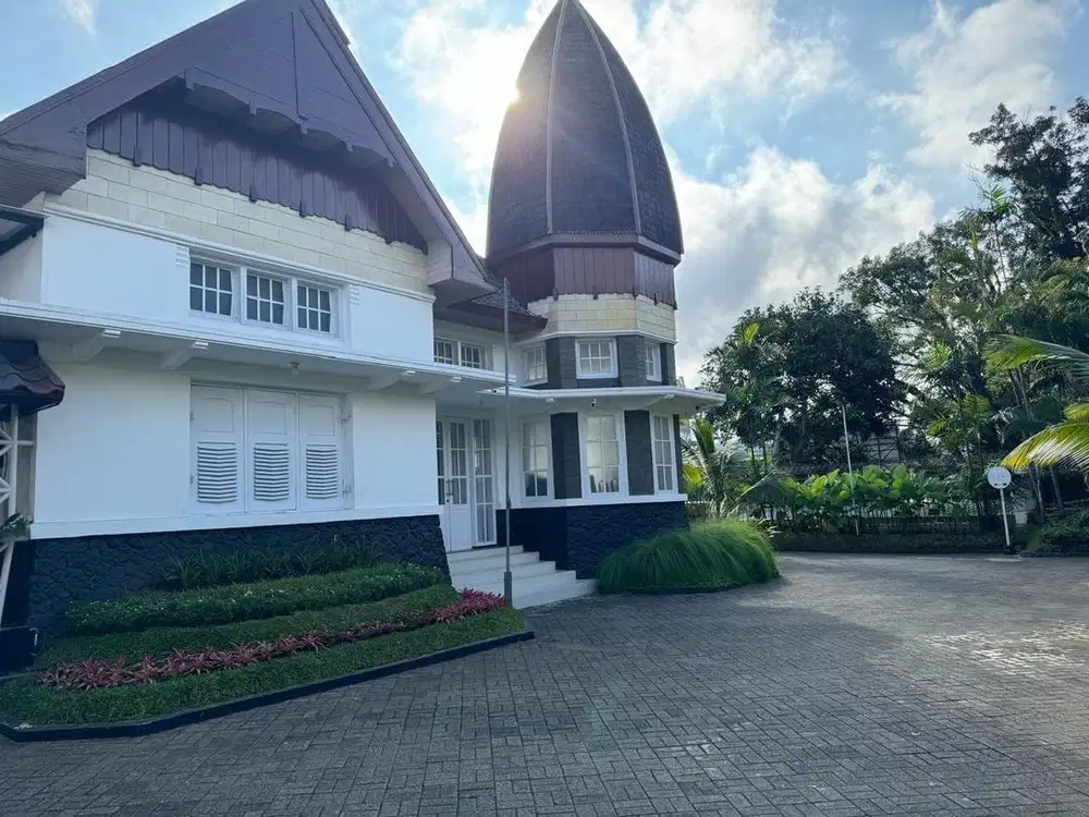 Rumah kolonial Belanda sangat terawat dan kokoh di pusat kota Malang