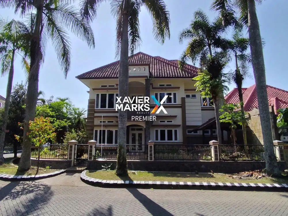 DIJUAL RUMAH MEWAH 2 LANTAI - POSISI HOOK DI JALAN BOULEVARD