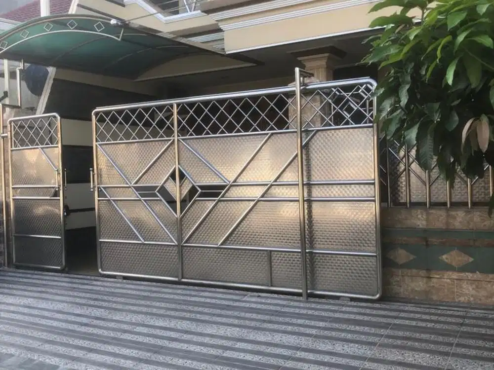 Dijual Rumah 2 Lantai Sangat Terawat Siap Huni di Darmo Baru Timur