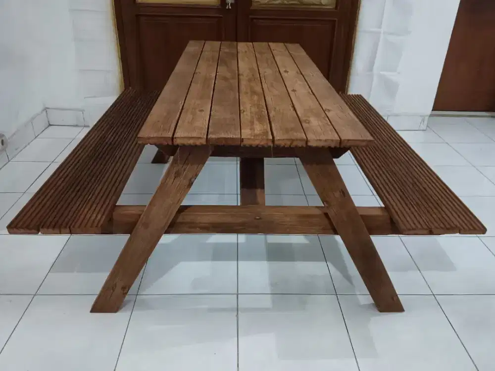 Meja Taman Kayu