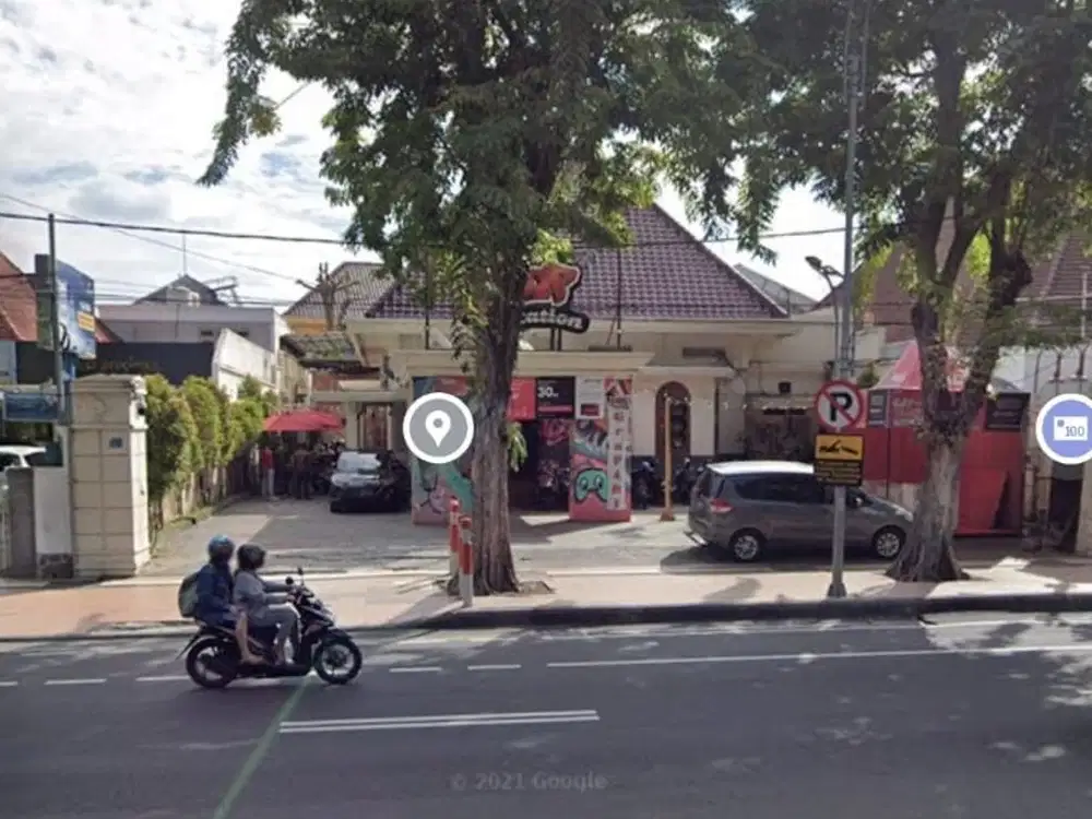 Bangunan Komersial Tengah Kota Surabaya, Jalan Raya Darmo