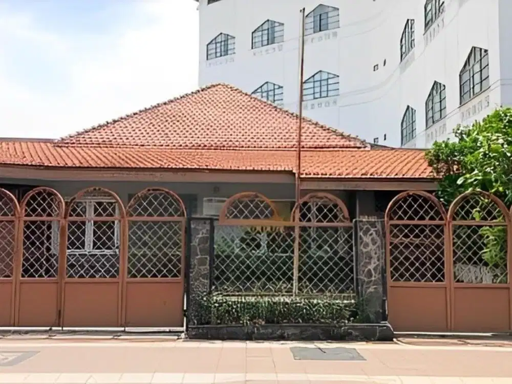 Bangunan Usaha Lokasi Strategis Di Area Komersial, Jalan Raya Darmo