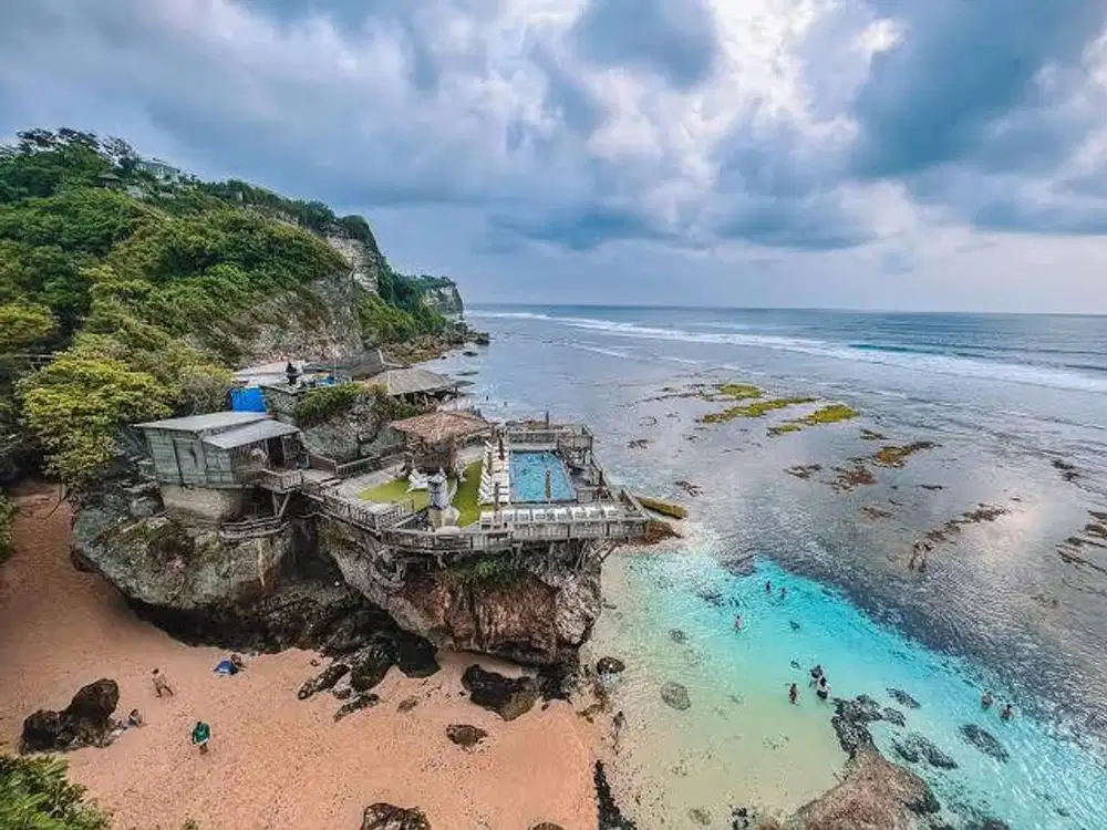 Tanah Tebing Pantai Suluban Uluwatu