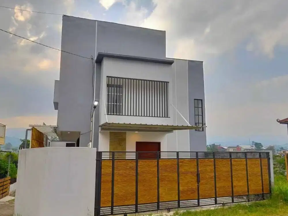*DIJUAL VILLA FULL FURNISH ADA POOL DEKAT ALUN-ALUN BATU*