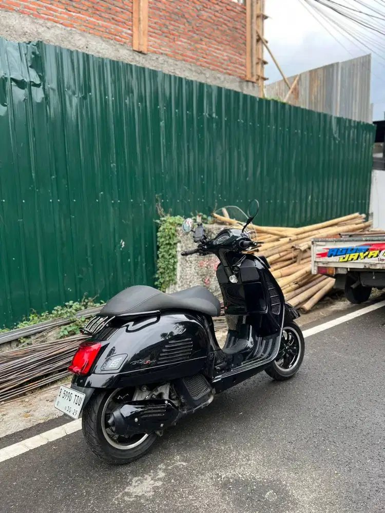 PIAGGIO VESPA GTS 150 TAHUN 2019 KONDISI ISTIMEWA