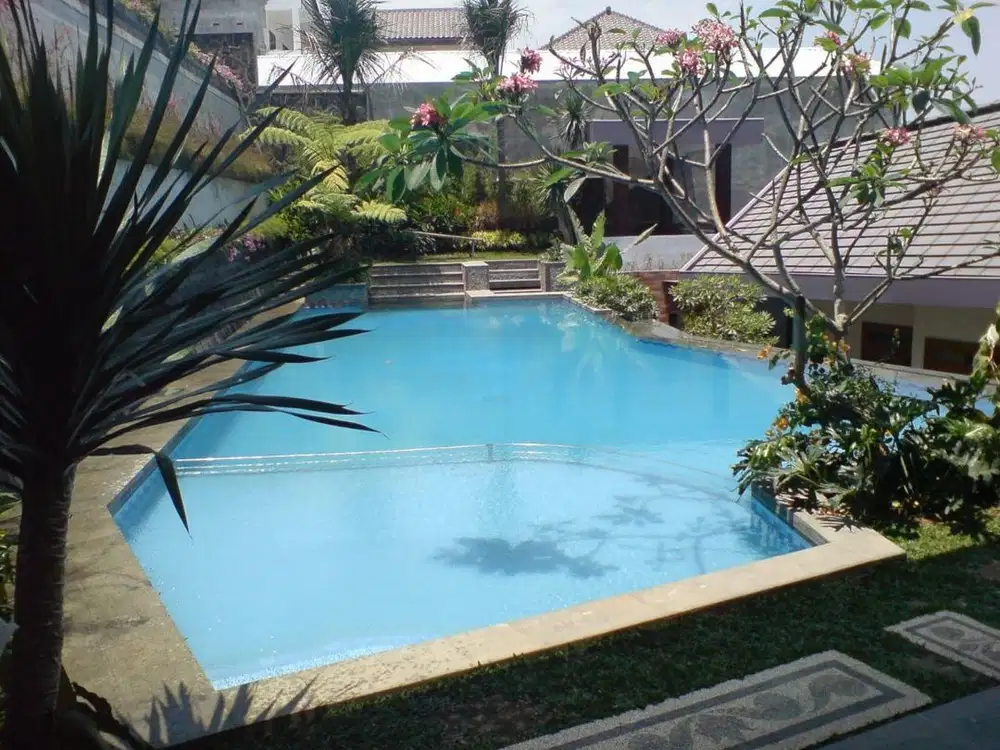 Dijual Rumah Mewah di area Raya Tidar  VPT with private pool. Malang