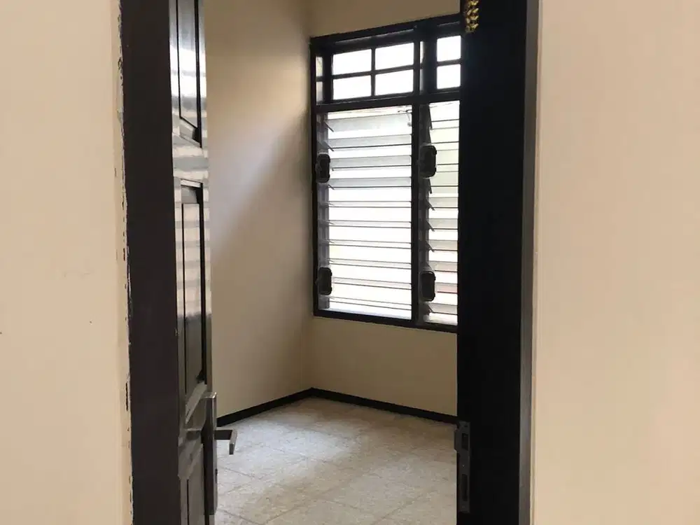 Rumah tengah kota Semarang siap pakai dijual di Taman Pekunden