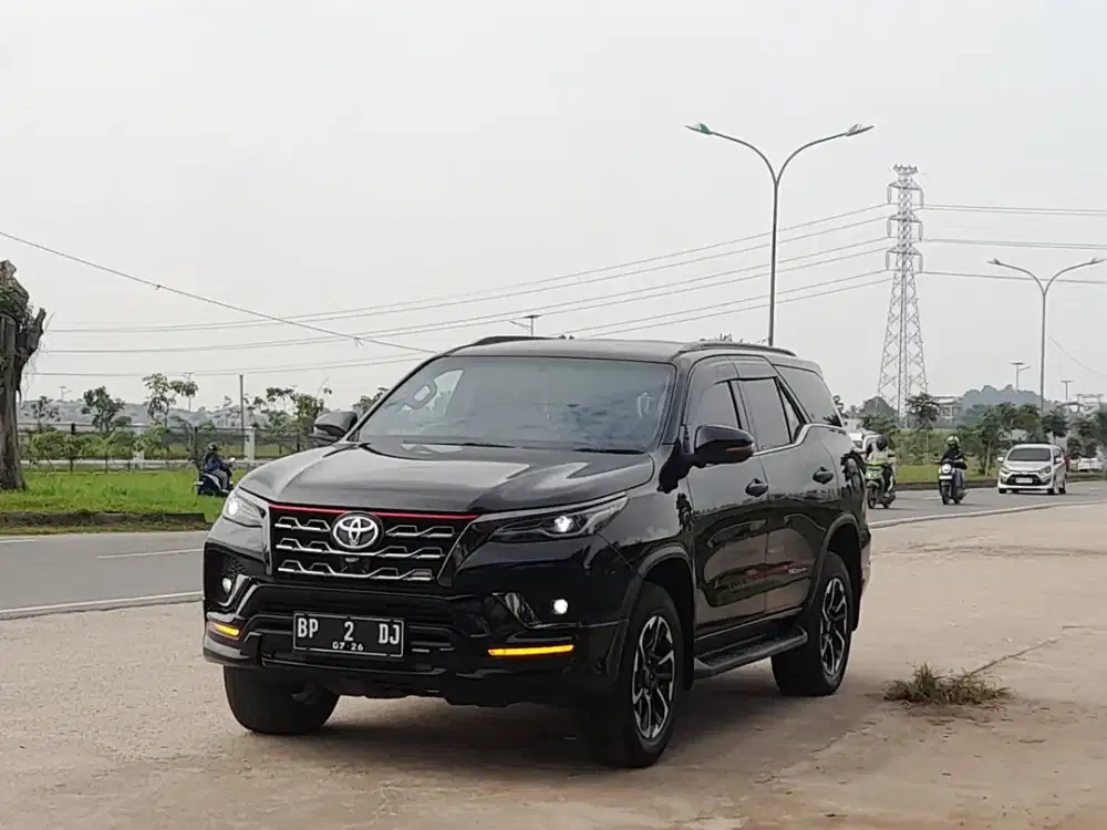 TOYOTA FORTUNER DIESE 2,4  AUTOMETIC PAJAK BARU TANGAN PERTAMA MOBIL
