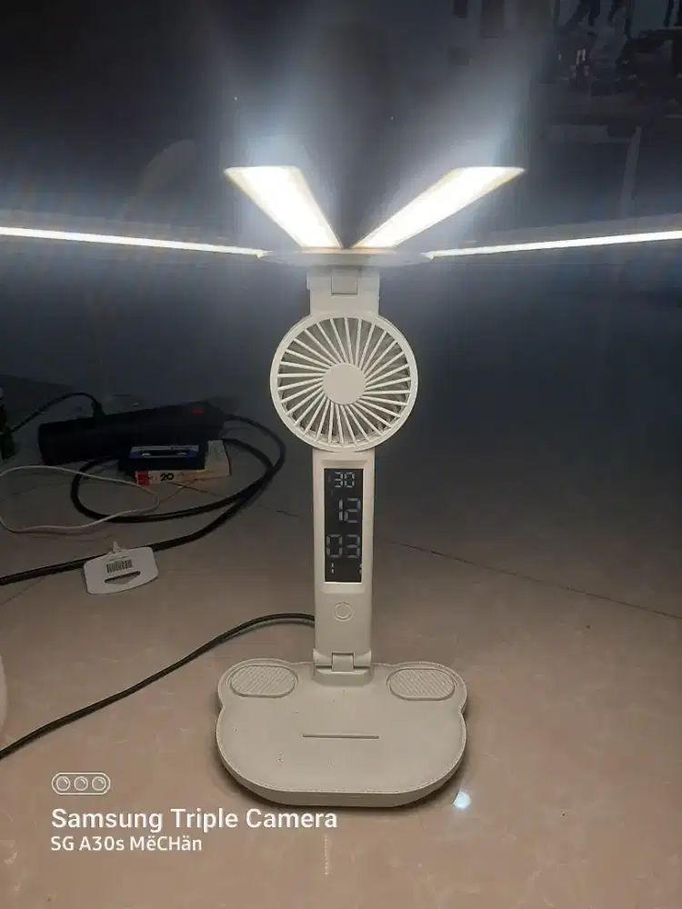 Lampu belajar dan kipas angin