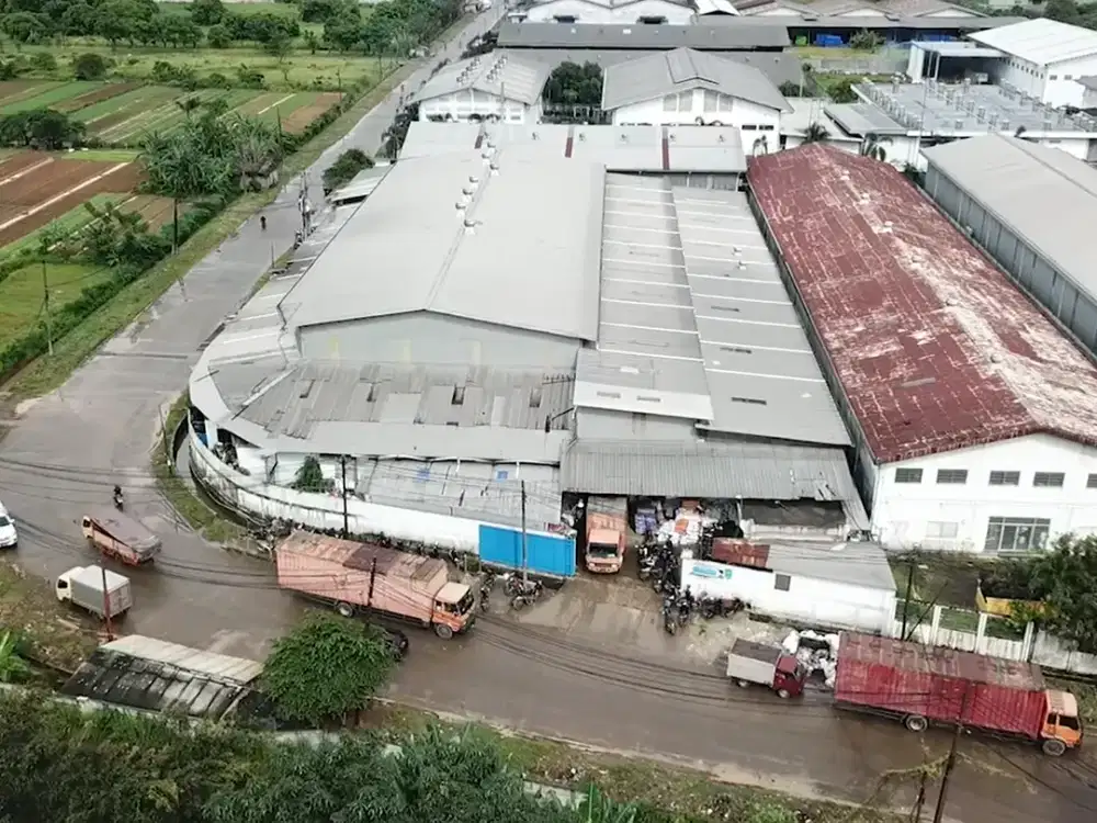Pabrik di kawasan industri Cikupa dekat dengan tol Balaraja timur