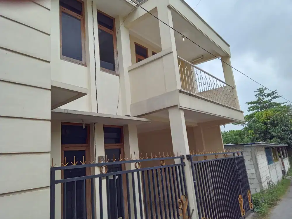 Disewakan Rumah 2 lantai untuk keluarga Muslim/Kantor