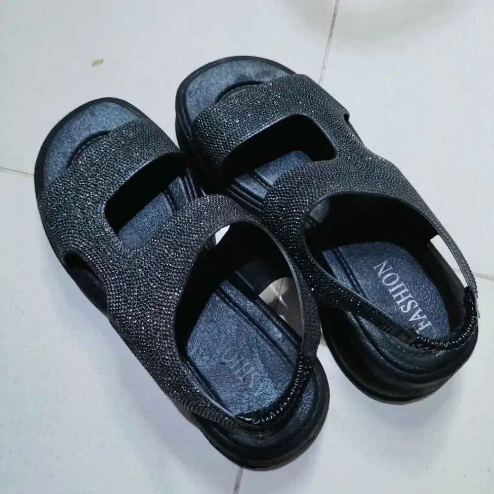 Sandal tinggi Hitam Fashion