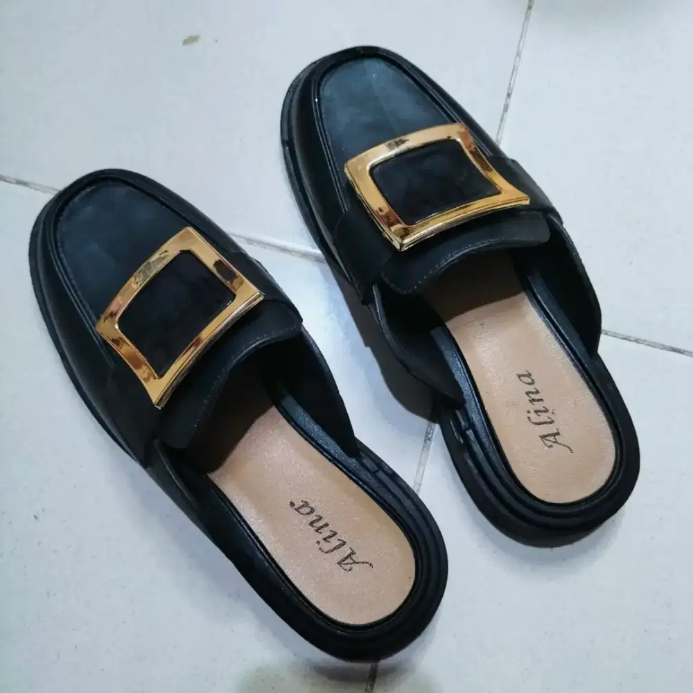 Slip On Hitam aksen Gold