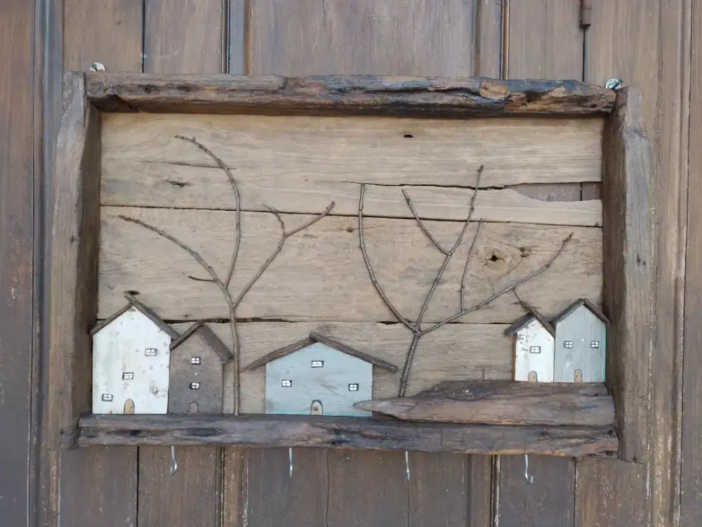 Pajangan dinding jati erosi