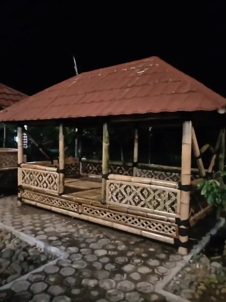Saung bambu berbagai ukuran atap genteng metal