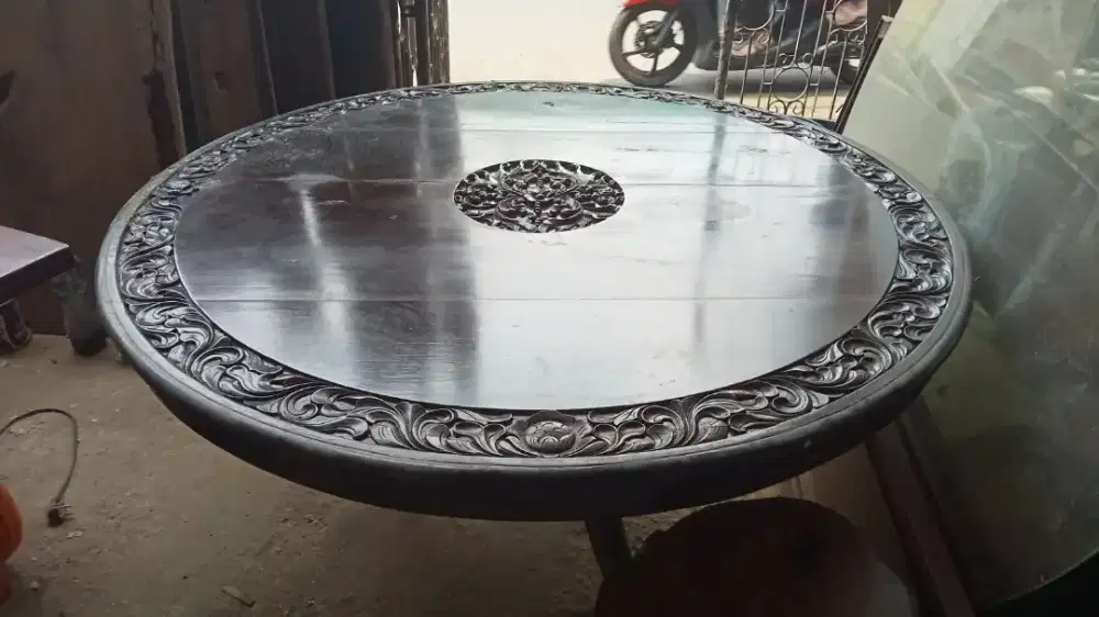 Meja Bundar Klasik Diameter Besar
