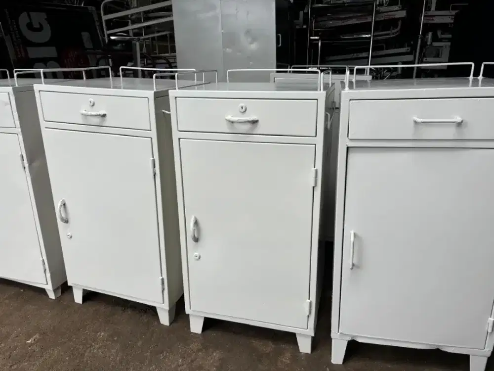 Lemari Nakas Besi / Laci Rak Penyimpanan Kantor Bekas