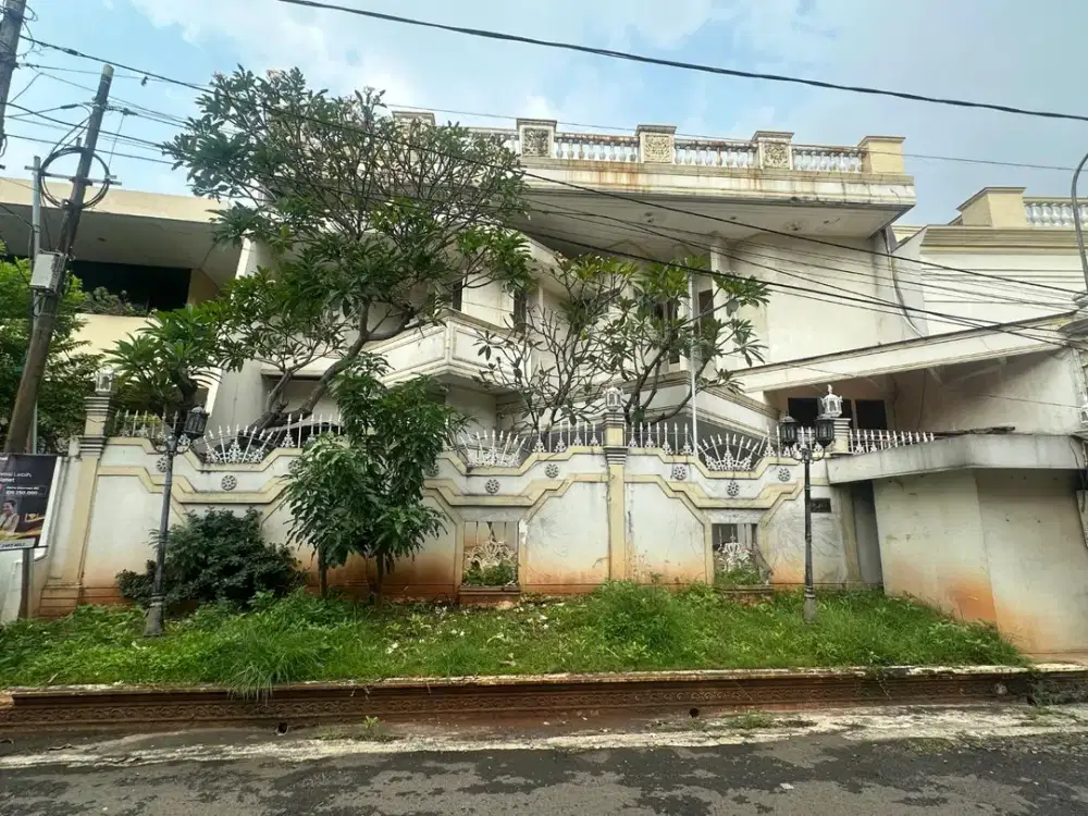 DIJUAL SERIUS ...  Rumah berkonsep klasik di Kompleks Tomang Indah Amandole, Jakarta Barat.