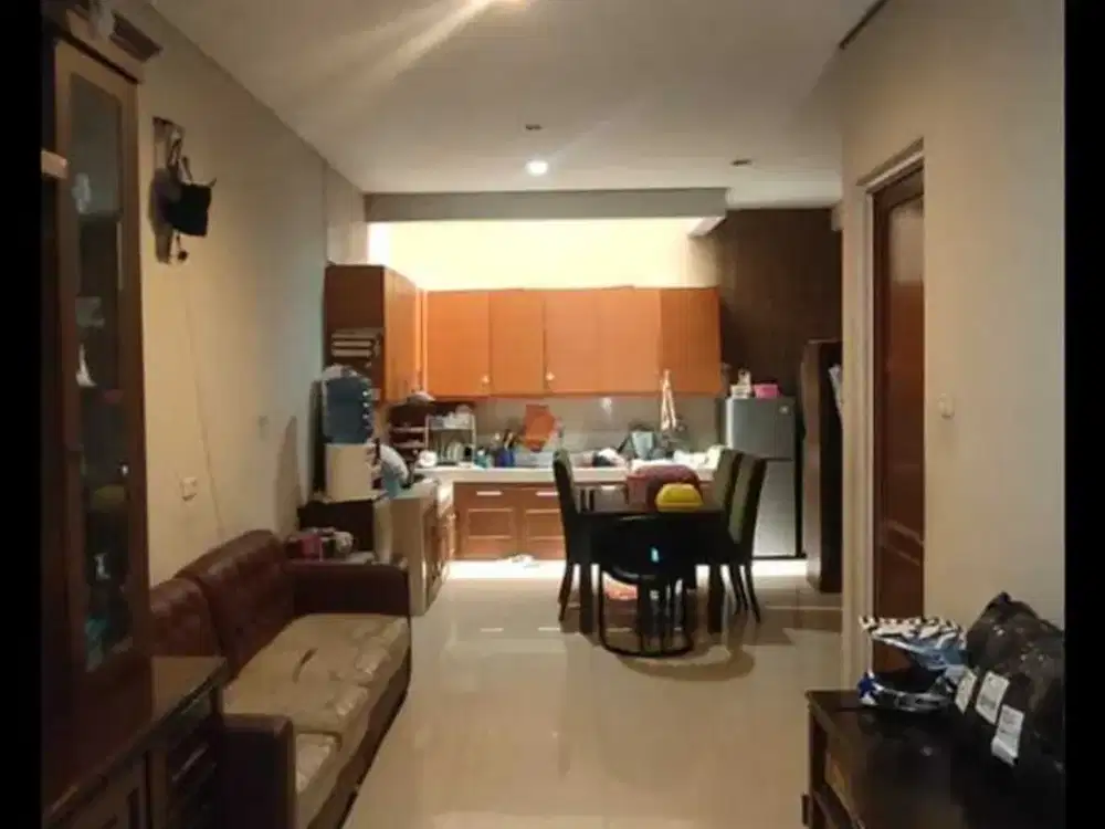 Disewakan Rumah Sektor 7B Blok DD No.11 , 3  lantai Semi Furnish