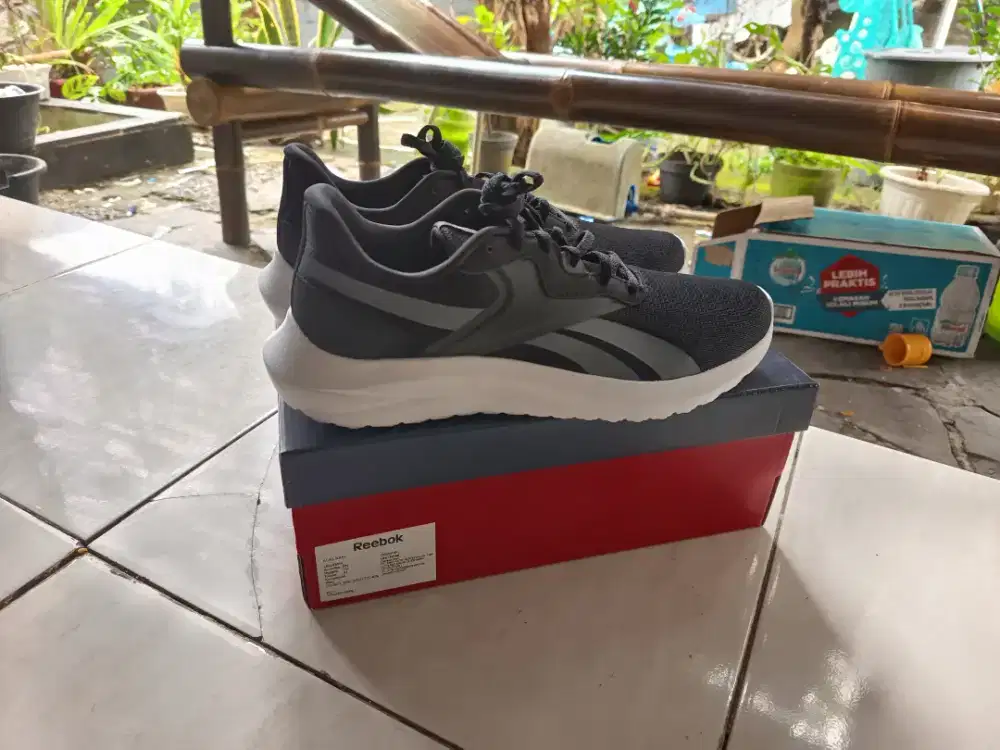 Sepatu running reebok