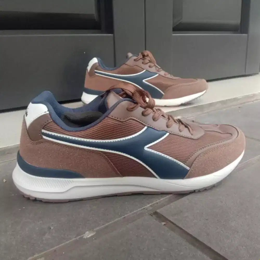 Size 44 sepatu sneakers Diadora navis