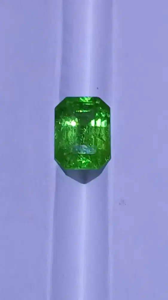 Batu tsavorite garnet