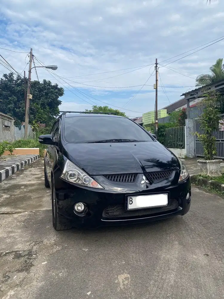 Mitsubishi Grandis Hitam 2010 7 seater