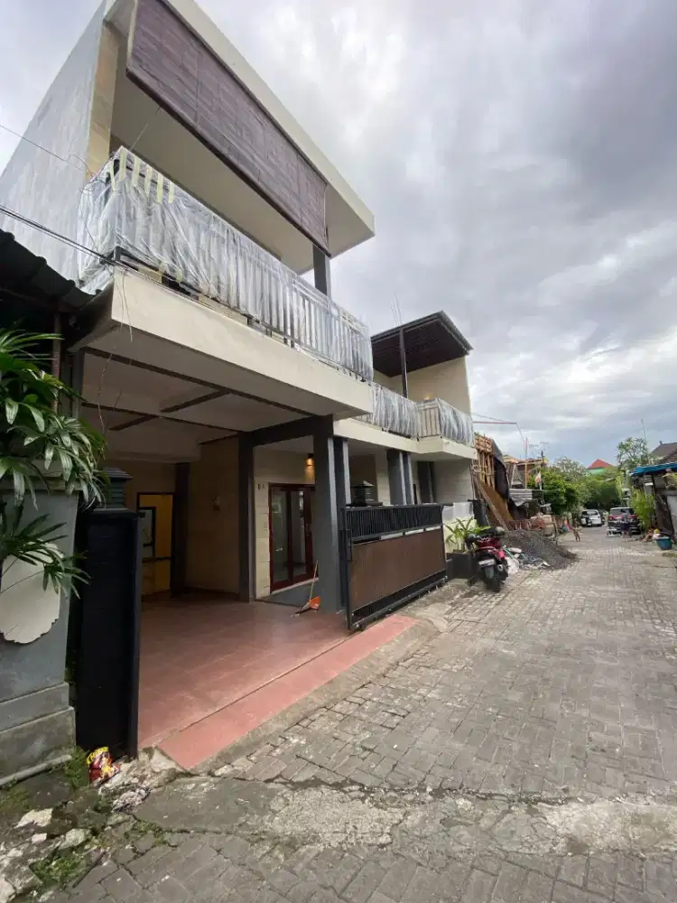 Jual rumah lantai 2 siap huni di Buana Raya Denpasar Barat Bali