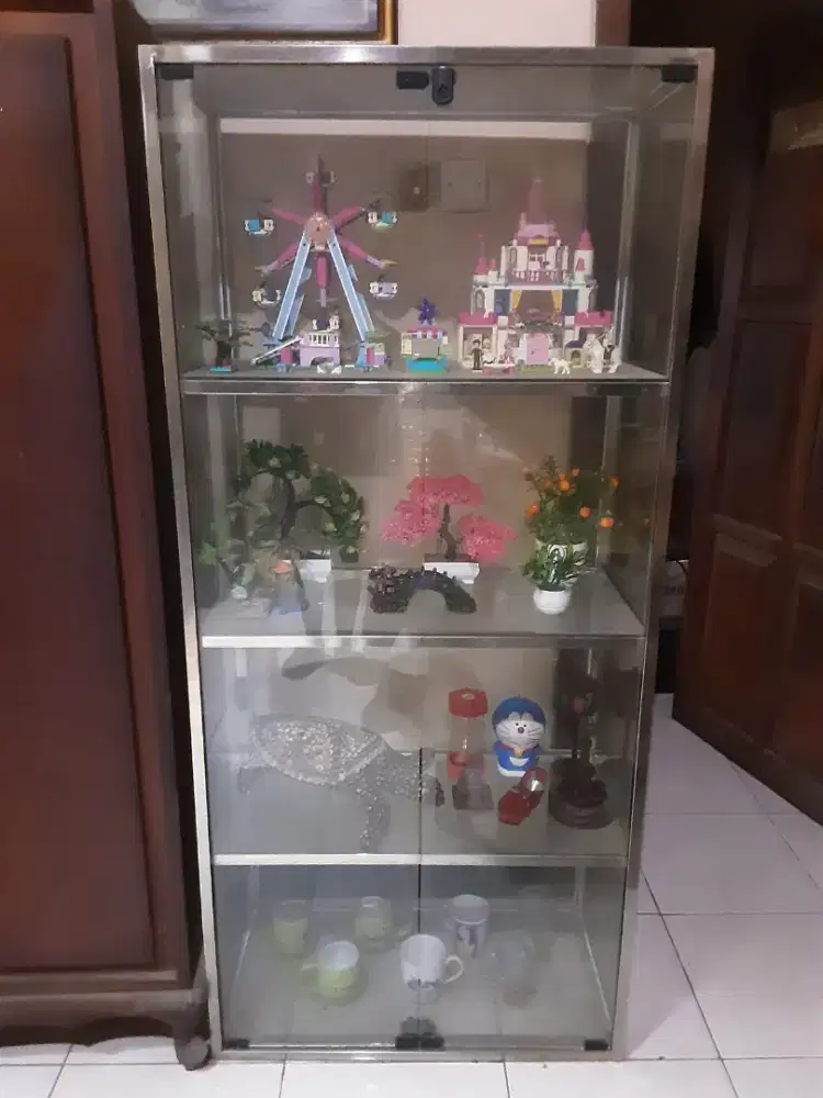 Lemari kaca (kosongan tanpa barang)