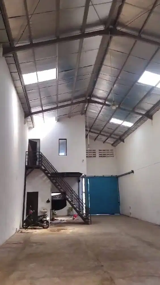 Sadang Bandung Gudang Akses Fuso dekat Cibolerang, jalan raya kopo