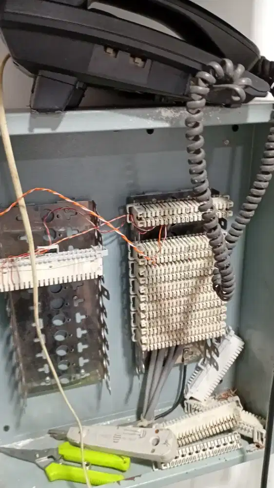 Akses Poin, Pabx, Lan Internet,dan Perapian server